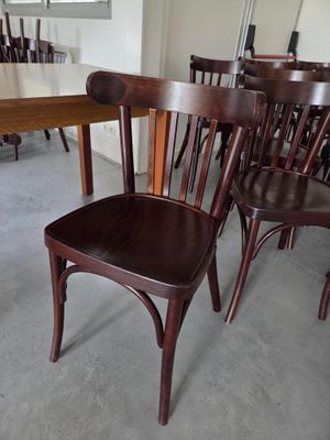 plusieurs chaises et une table dans une pièce