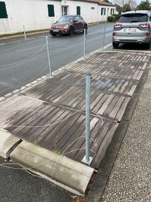 un banc en bois au bord de la route