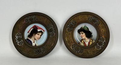 deux photos encadrées représentant des femmes portant des chapeaux