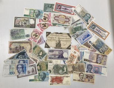 de nombreux types de papier-monnaie sur la table