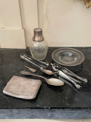 une table sur laquelle sont posés plusieurs couverts