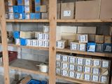 de nombreux cartons et boîtes sur les étagères du garage