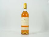 une bouteille de vin posée sur une table
