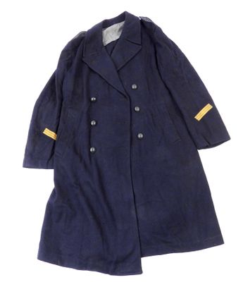 une image représentant un manteau bleu sur fond blanc