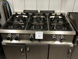 quatre feux sur la cuisinière de la cuisine