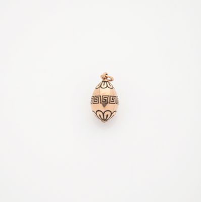 un pendentif plaqué or orné d'un motif raffiné