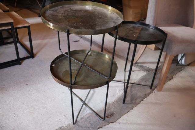 Trois petites tables d’appoint métalliques plateau rond