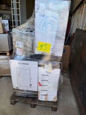 une pile de boîtes sur une palette dans un entrepôt