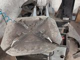 une photo d'un chariot élévateur dans un garage