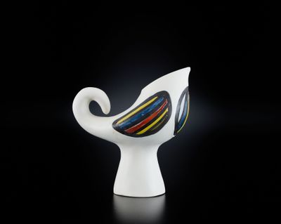 un vase blanc orné d'un motif tourbillonnant multicolore