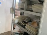 de nombreux plats et casseroles sur les étagères de la cuisine