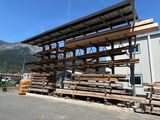 beaucoup de bois empilé au bord de la route