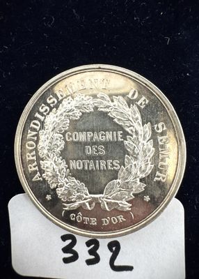 un gros plan d'une pièce de monnaie posée sur une étiquette blanche, sur une surface noire