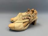 un gros plan sur une paire de chaussures posée sur une surface grise