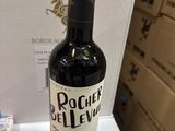 une bouteille de vin posée sur une table à côté d'une boîte