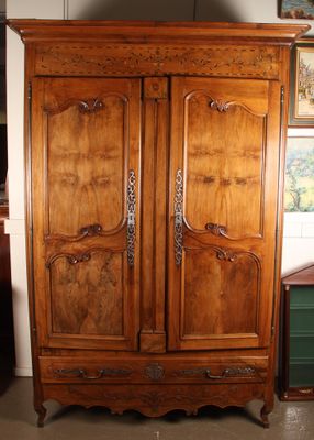 une photo d'une grande armoire en bois dans une pièce