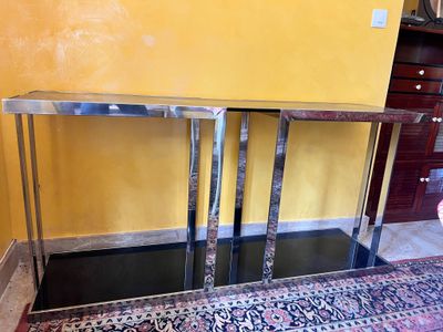une photo d'une console moderne dans un salon