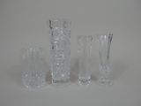 trois vases en verre transparent posés les uns à côté des autres sur une table