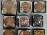 six sortes de chocolats dans une boîte posée sur un fond blanc
