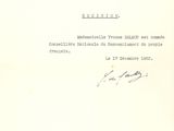 un vieux document comportant la photo en noir et blanc d'un homme