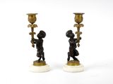 paire de bougeoirs anciens en bronze ornés de chérubins, sur des socles en marbre