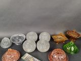 un ensemble de plats et de vaisselle en verre de différents types posés sur une table
