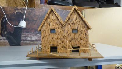 une maquette de maison en bois posée sur une table