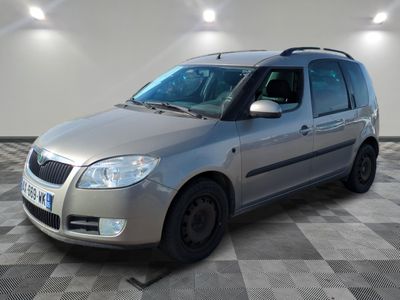 la photo d'une voiture argentée garée dans un garage