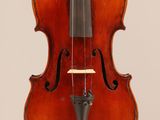 un vieux violon avec un archet sur fond blanc