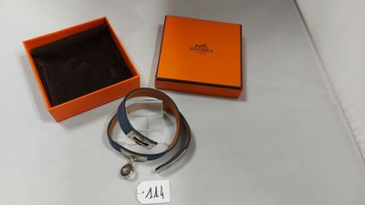 une boîte orange contenant un bracelet en argent et une montre noire