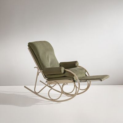 une image représentant un fauteuil à bascule recouvert d'une housse verte