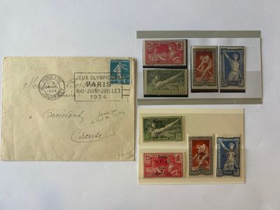 quelques vieux timbres sont posés sur un morceau de papier