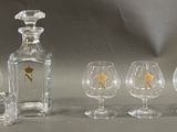 des bouteilles et des verres sont alignés sur une table