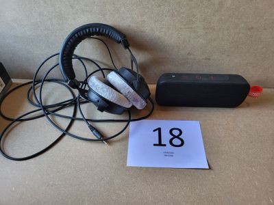 une boîte contenant un casque audio et une carte, posée par terre