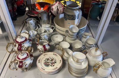 de nombreux types de vaisselle exposés dans un magasin