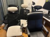 plusieurs chaises de bureau et un bureau sur lequel est posé un ordinateur