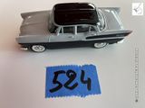 une petite voiture posée sur une feuille de papier