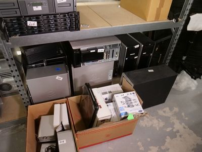 de nombreux appareils électroniques dans une boîte posée par terre