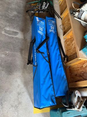 un sac bleu posé par terre à côté d'une pile d'outils