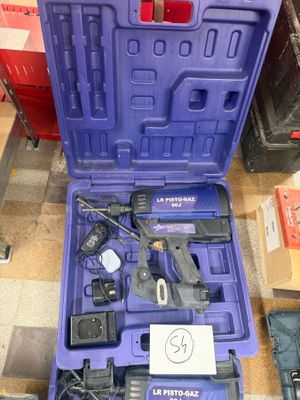 une boîte à outils bleue avec des outils sur le sol