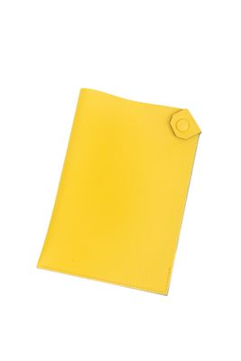 Feuille de papier Post-it jaune avec un bouton-poussoir, isolée sur fond blanc
