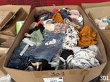 une boîte en carton remplie de vêtements et d'autres objets