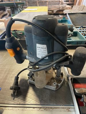 une machine posée sur une table dans un atelier