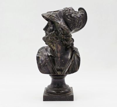 statue représentant le buste d'un homme surmontée d'un chapeau