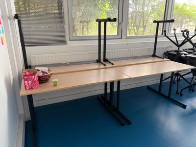 une table sur laquelle se trouve un panier rempli de jouets, dans une pièce