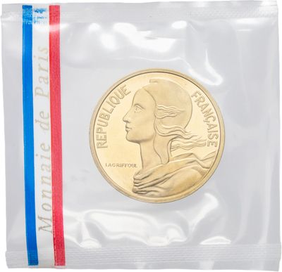 un gros plan d'une pièce de monnaie dans un sachet en plastique orné d'une bande rouge, blanche et bleue