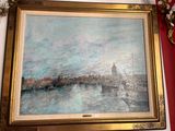un tableau accroché au mur à côté d'une horloge