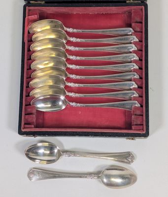 six cuillères dans un étui doublé de rouge