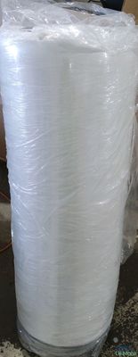 un gros rouleau de film plastique posé sur une table