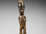 une image représentant une statue en bois représentant une personne